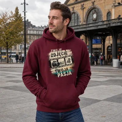 Bluza z Kapturem College Hoodie - Nadruk - kolor Burgundy Bluza z Kapturem College Hoodie - Nadruk - kolor Burgundy