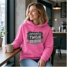 Bluza z Kapturem College Hoodie  - Nadruk -  kolor Candyfloss Pink